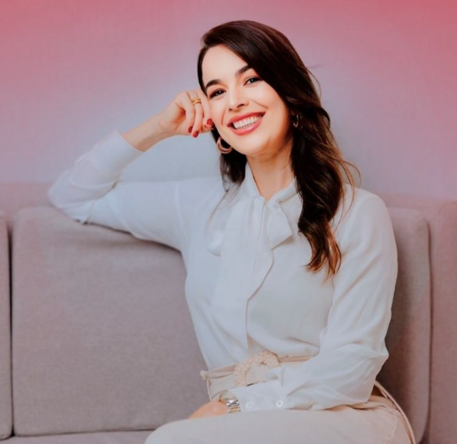 Profissional da Clínica Rafaella Castro sorrindo em ambiente acolhedor
